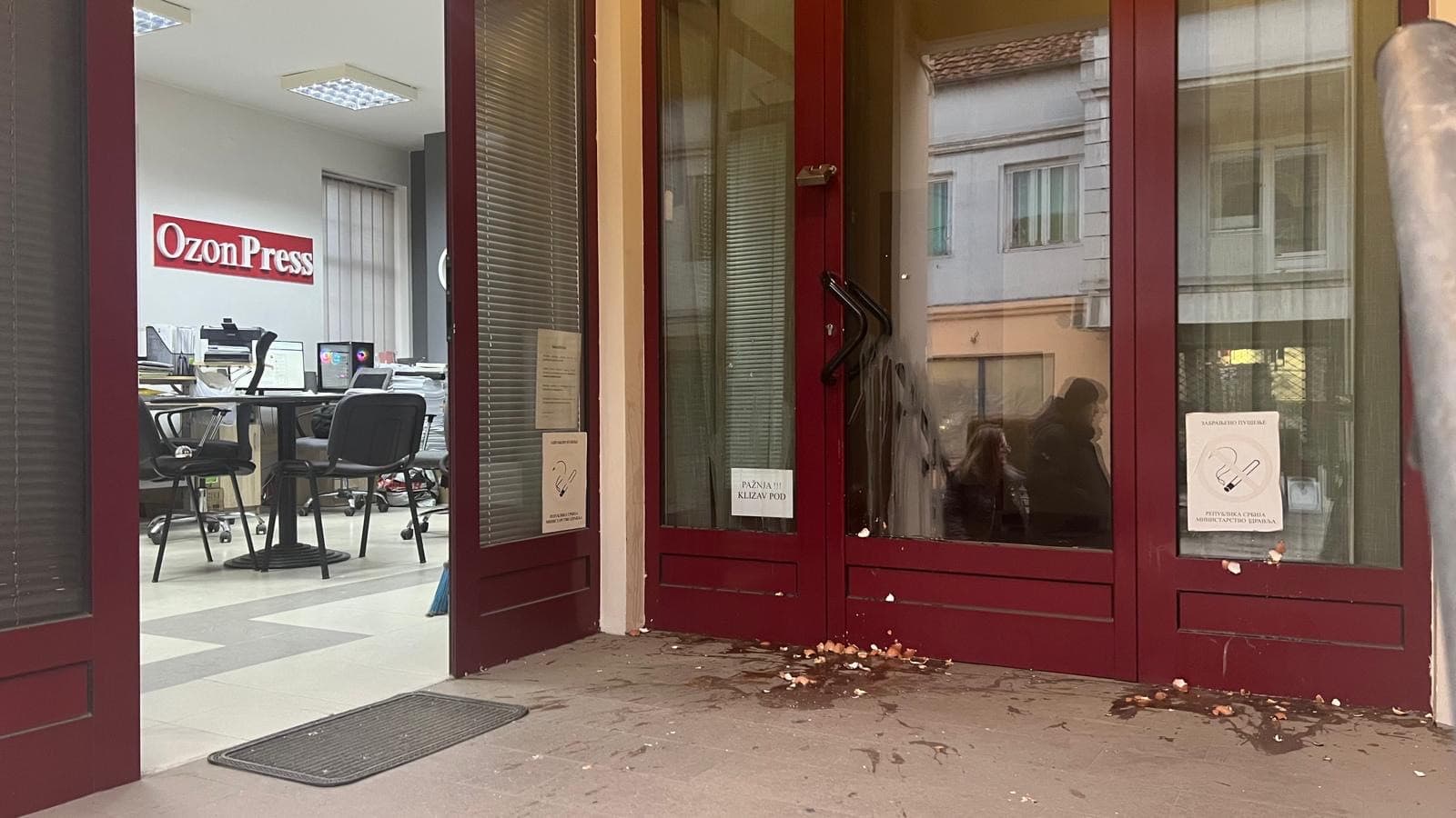 ANEM ALARM: Redakcije OzonPressa i Čačanskih novina gađali jajima