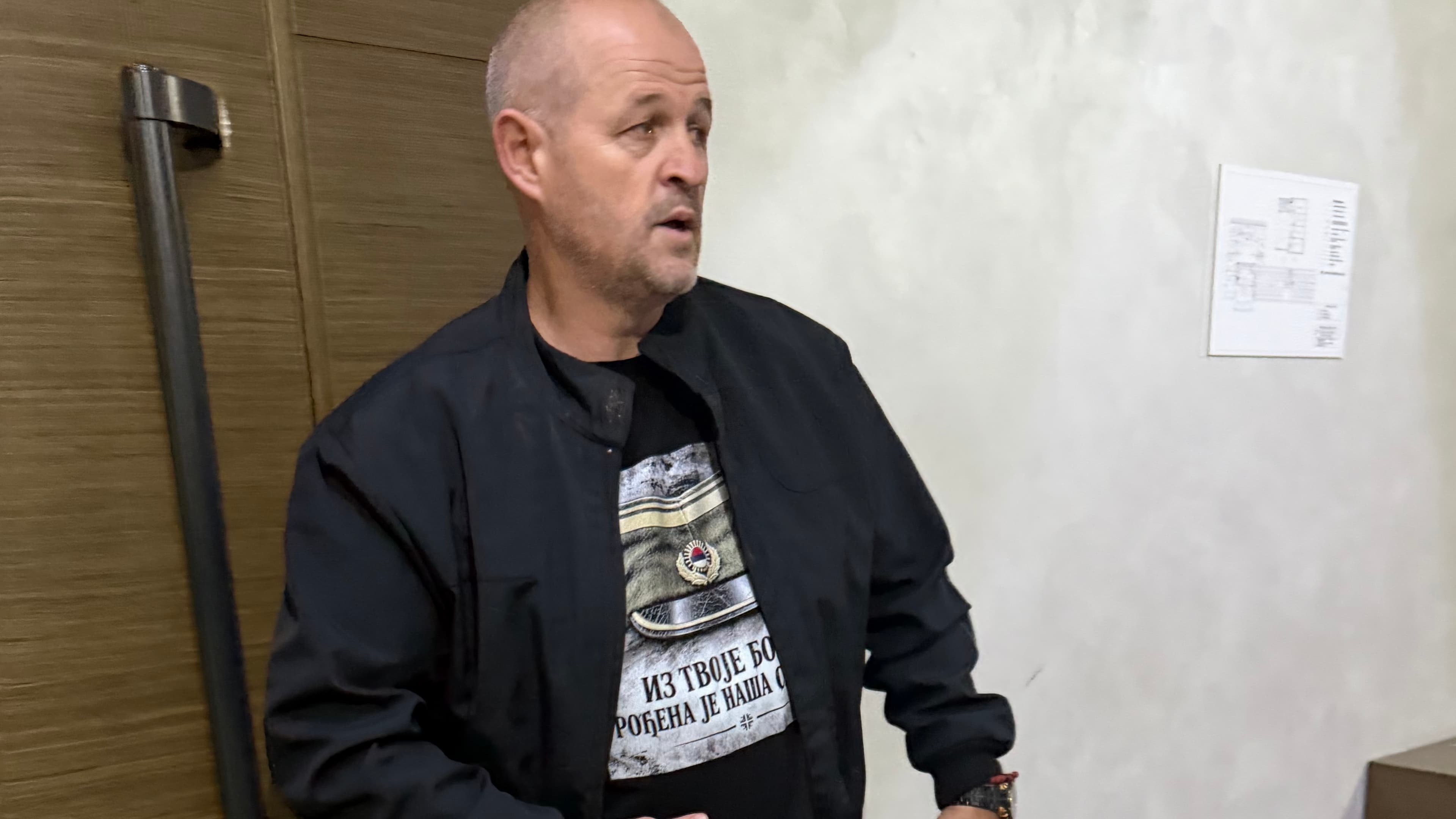 ANEM REPORT: The main hearing regarding the attack on N1, the accused appeared wearing a t-shirt featuring the image of convicted war criminal Mladić.