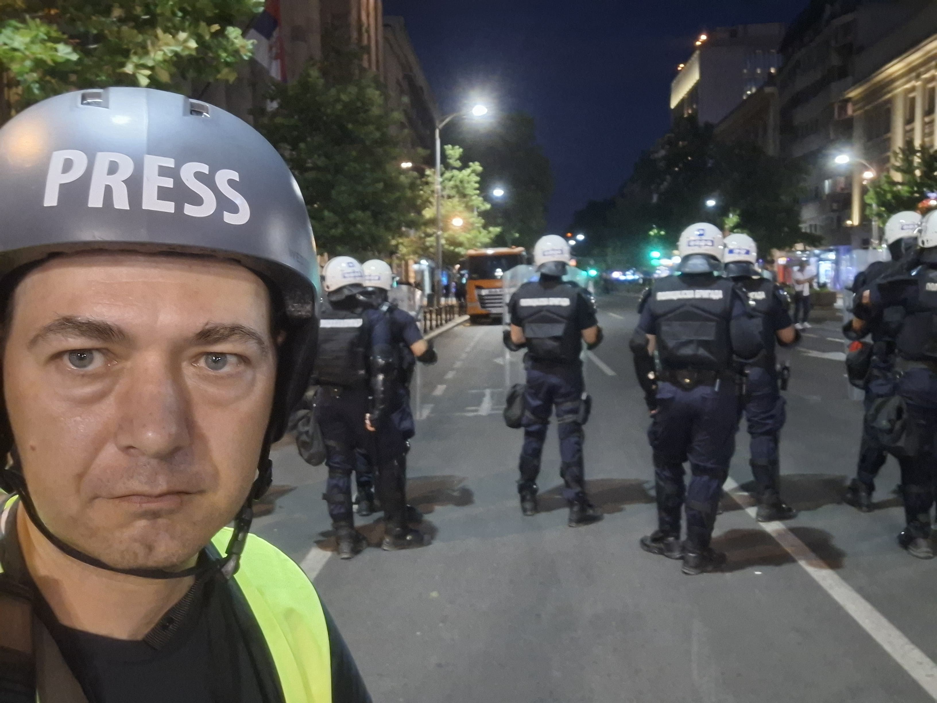 ANEM ALARM: Udarci za novinarke i novinare, nasilno ometanje u radu, telefonske pretnje novinarima uz pominjanje nasilja prema porodici