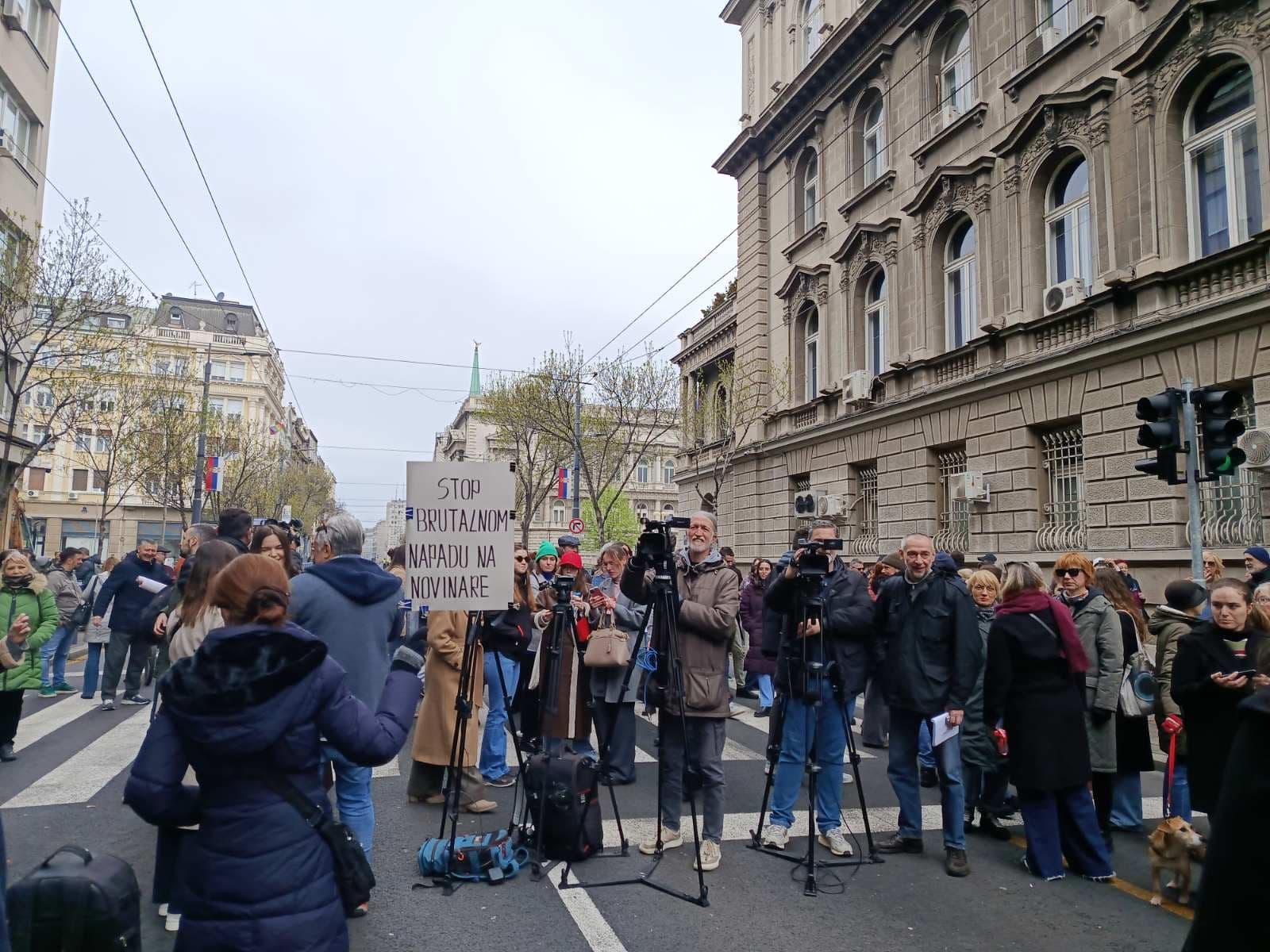 Skup podrške pretučenim novinarima: „Vučiću, izađi da čuješ kako izgleda kada ti neko postavi pravo pitanje“